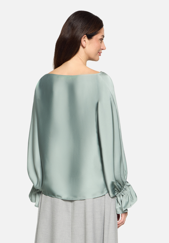 Satin-Bluse mit U-Boot-Ausschnitt / Modellfoto Rückseite