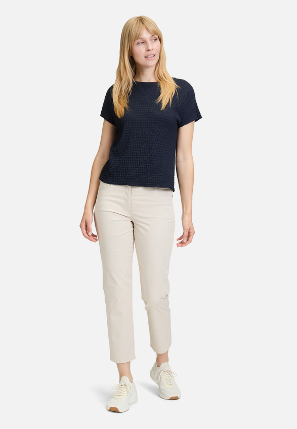 Strukturshirt mit U-Boot-Ausschnitt / Modellfoto Vorderseite (Outfit)