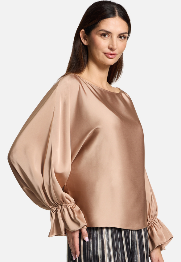 Satin-Bluse mit U-Boot-Ausschnitt / Detailbild