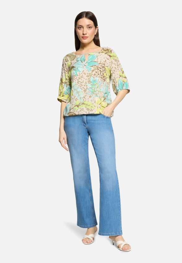 Schlupfbluse mit Cut-Outs / Modellfoto Vorderseite (Outfit)