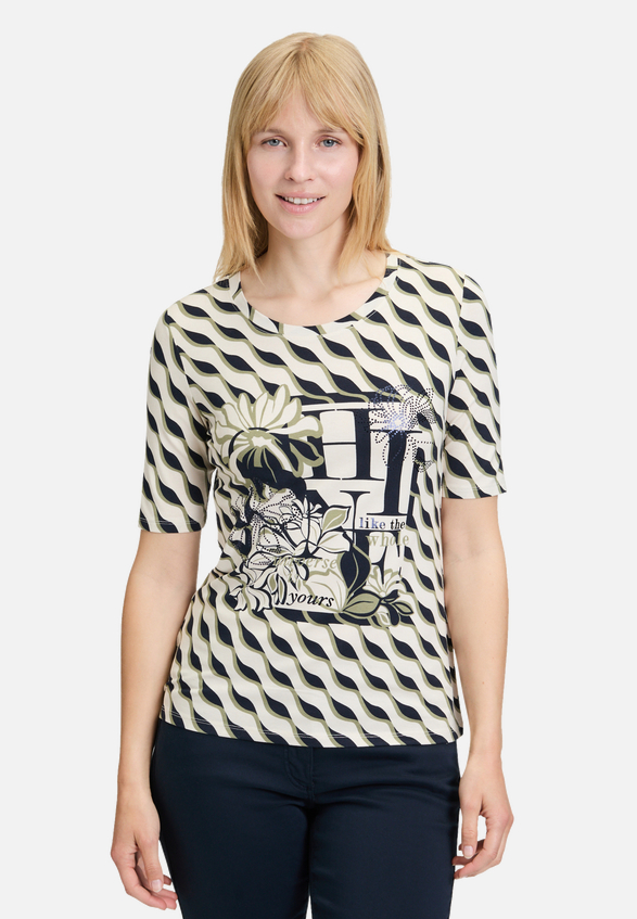 Basic Shirt mit Print / Modellfoto Vorderseite