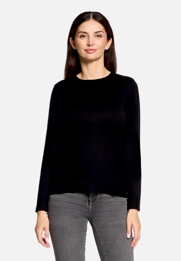 Basic-Strickpullover mit Rundhalsausschnitt / Modellfoto Vorderseite