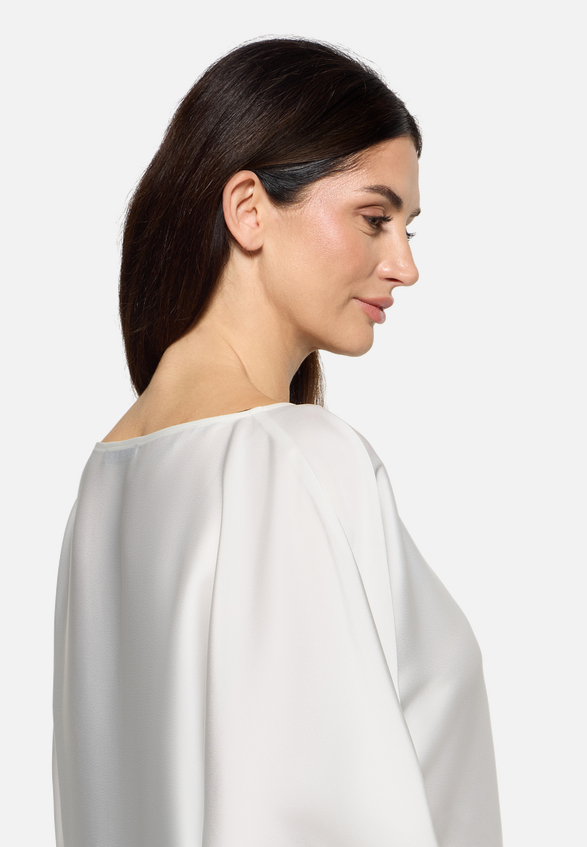 Satin-Bluse mit U-Boot-Ausschnitt / Detailbild