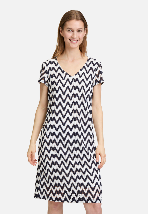 Sommerkleid mit V-Ausschnitt / Modellfoto Vorderseite