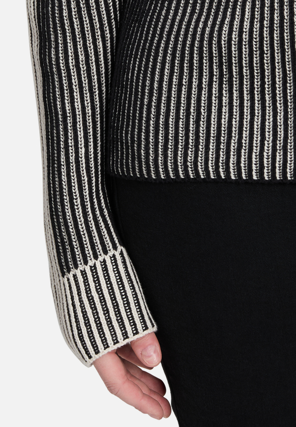 Grobstrick-Pullover mit Rippenstruktur / Detailbild
