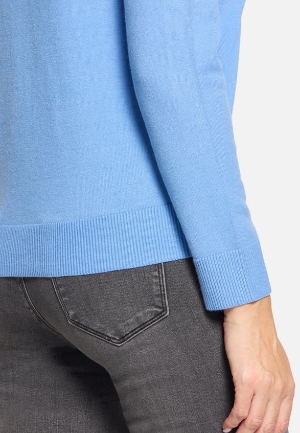 Basic-Strickpullover mit Rundhalsausschnitt / Detailbild