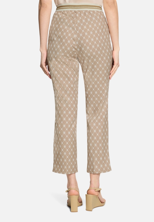 Casual-Hose Slim Fit / Modellfoto Rückseite