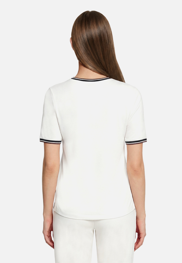 Basic Shirt mit Aufdruck / Modellfoto Rückseite