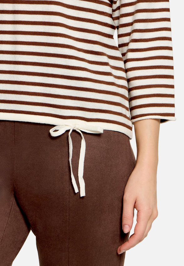 Gestreifter Pullover  mit U-Boot Ausschnitt  / Detailbild