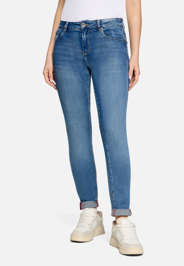 Slim Fit Jeans  mit Stretch Anteil Style Sunny  / Modellfoto Vorderseite