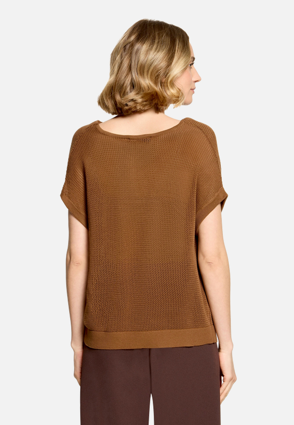 Lochstrick-Pullover mit Wasserfallausschnitt / Modellfoto Rückseite