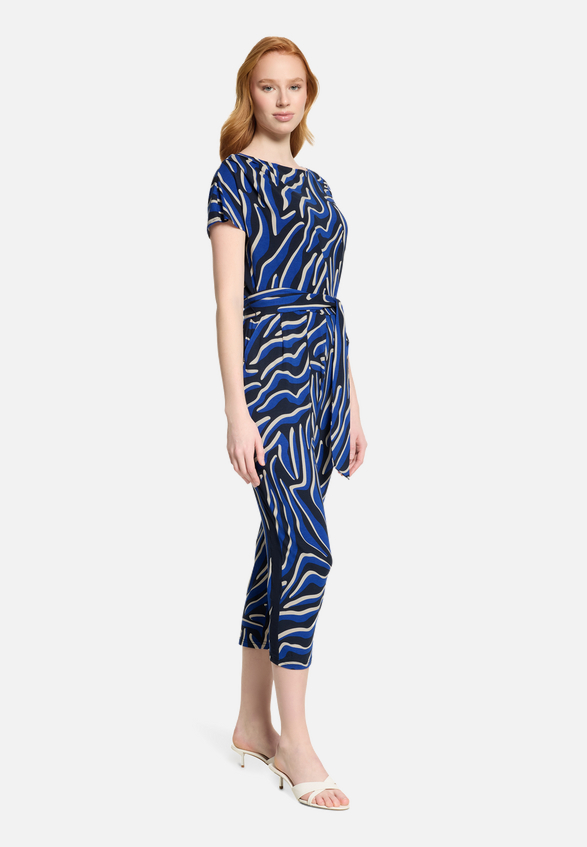 Jumpsuit mit Eingrifftaschen / Modellfoto Vorderseite (Outfit)