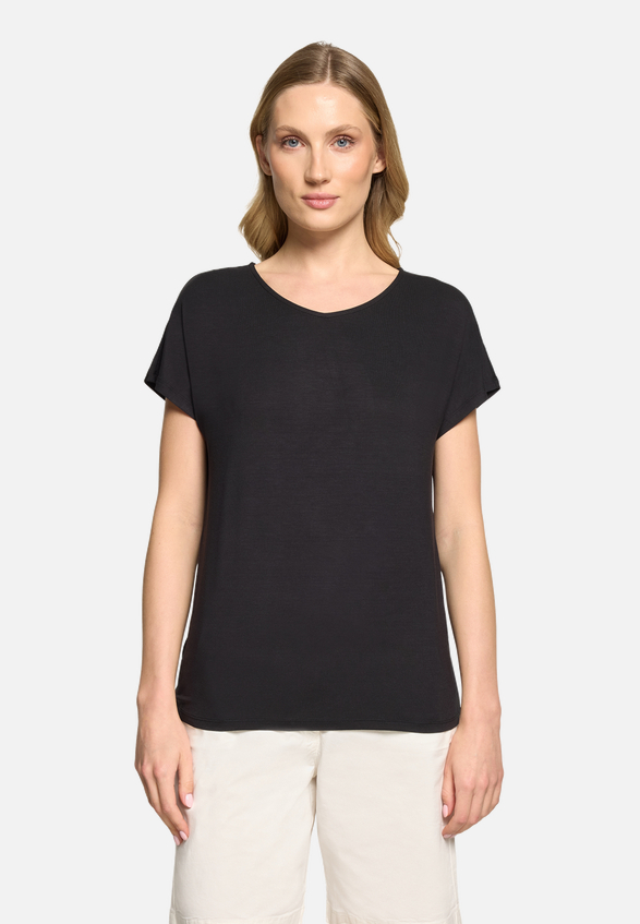 Casual-Shirt mit V-Ausschnitt / Modellfoto Vorderseite