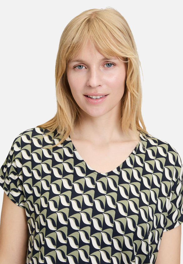 Printshirt mit V-Ausschnitt / Detailbild