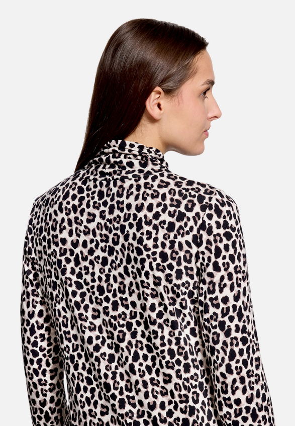 Rollkragenshirt  mit Leoprint  / Detailbild