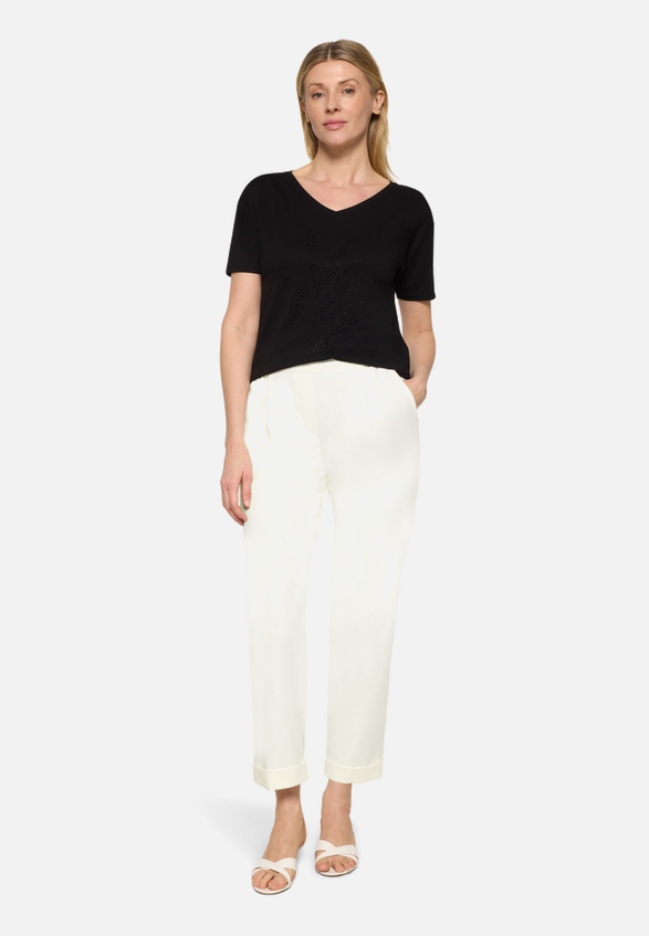 Casual-Shirt mit V-Ausschnitt / Modellfoto Vorderseite (Outfit)