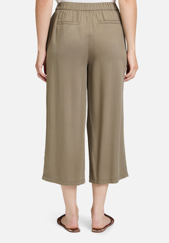Schlupfhose mit Eingrifftaschen / Modellfoto Rückseite