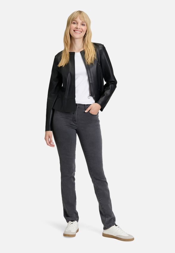 Stretch-Hose mit elastischem Bund / Modellfoto Vorderseite (Outfit)