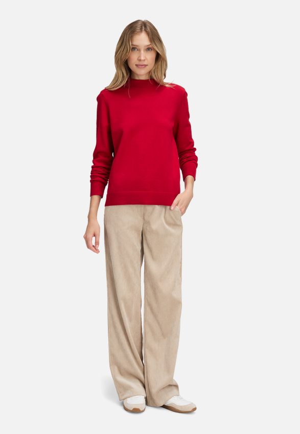 Basic-Strickpullover mit Stehkragen / Modellfoto Vorderseite (Outfit)