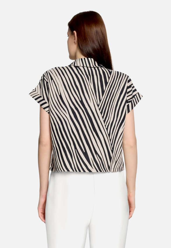 Leinenbluse mit Kragen / Modellfoto Rückseite