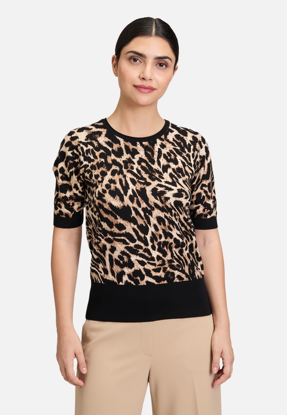 Feinstrickpullover mit Animalprint / Modellfoto Vorderseite