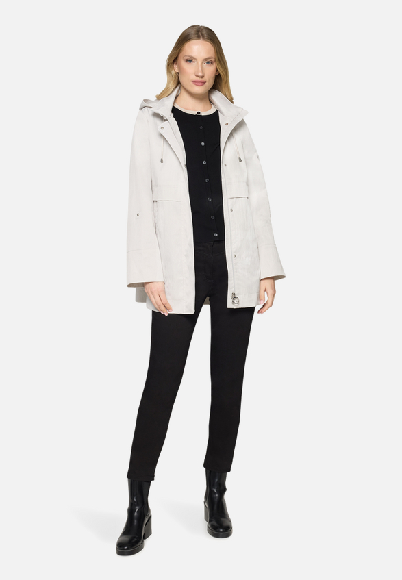 Outdoorjacke mit abnehmbarer Kapuze / Modellfoto Vorderseite (Outfit)