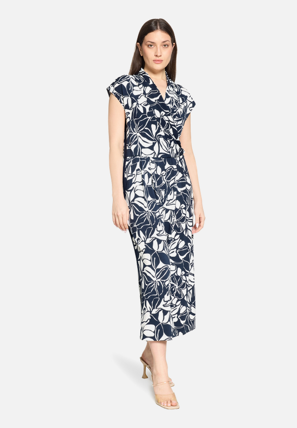 Jumpsuit mit Eingrifftaschen / Modellfoto Vorderseite (Outfit)