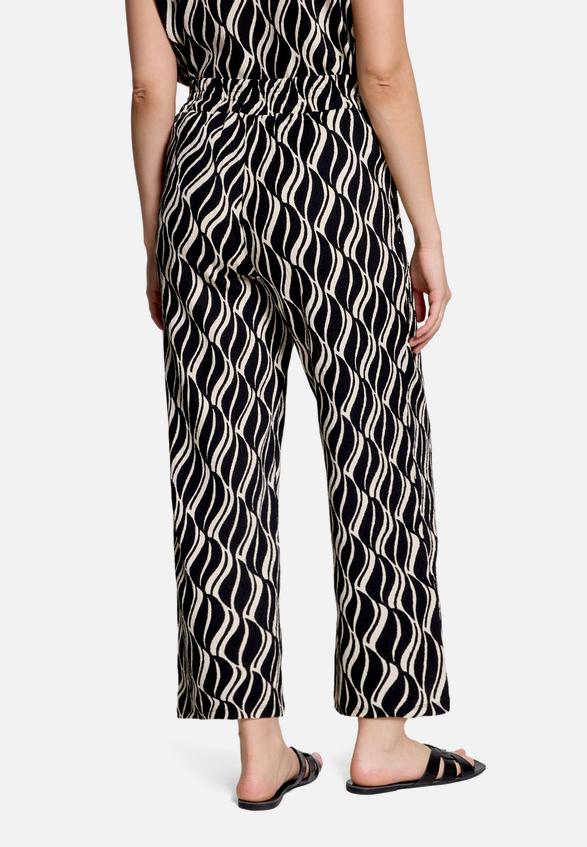 Marlene-Hose mit elastischem Bund / Modellfoto Rückseite