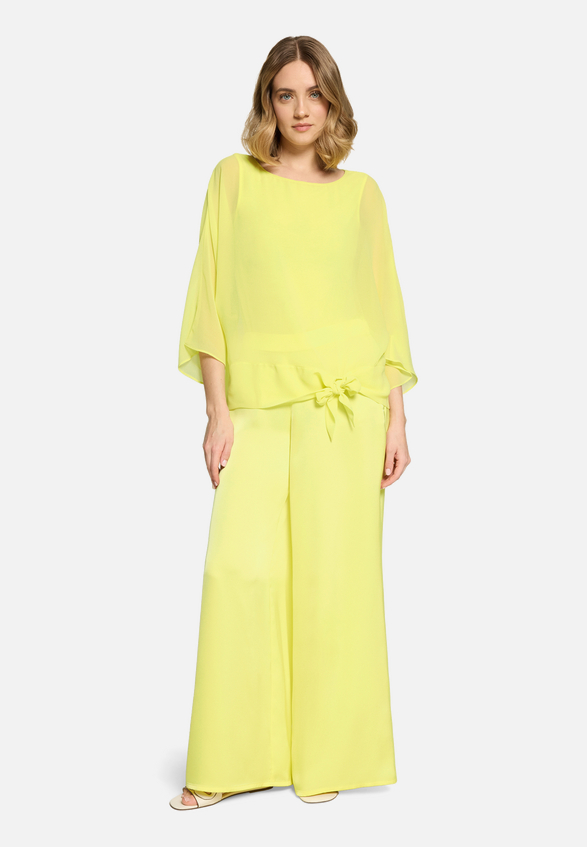 Chiffonbluse unifarben / Modellfoto Vorderseite (Outfit)