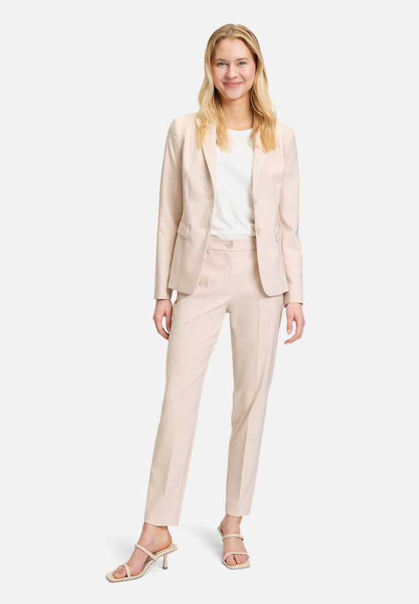 Businesshose mit Bügelfalte / Modellfoto Vorderseite (Outfit)
