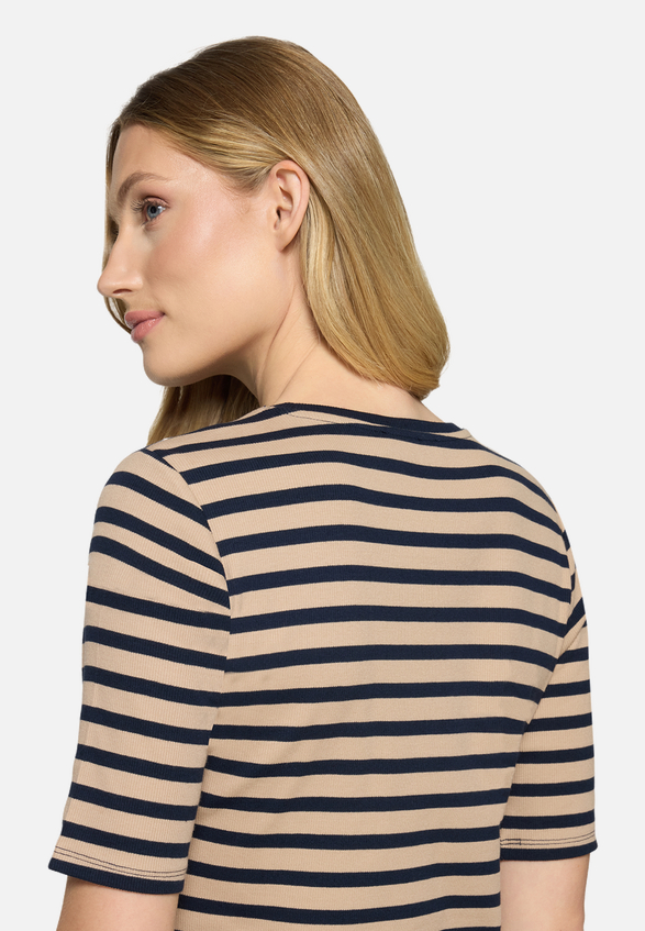 Basic Shirt mit Rippenstruktur / Detailbild