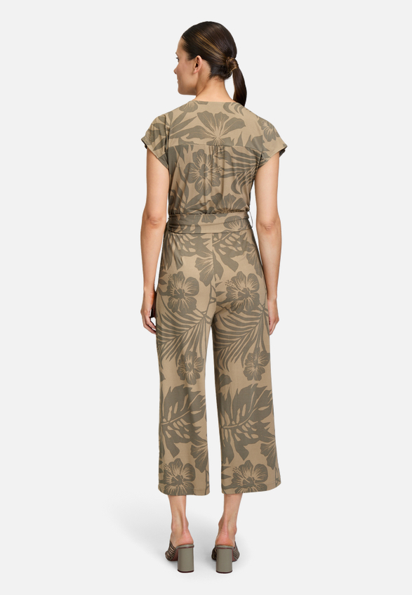 Jumpsuit mit Eingrifftaschen / Modellfoto Rückseite