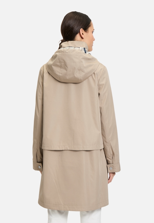 Outdoorjacke mit abnehmbarer Kapuze / Modellfoto Rückseite