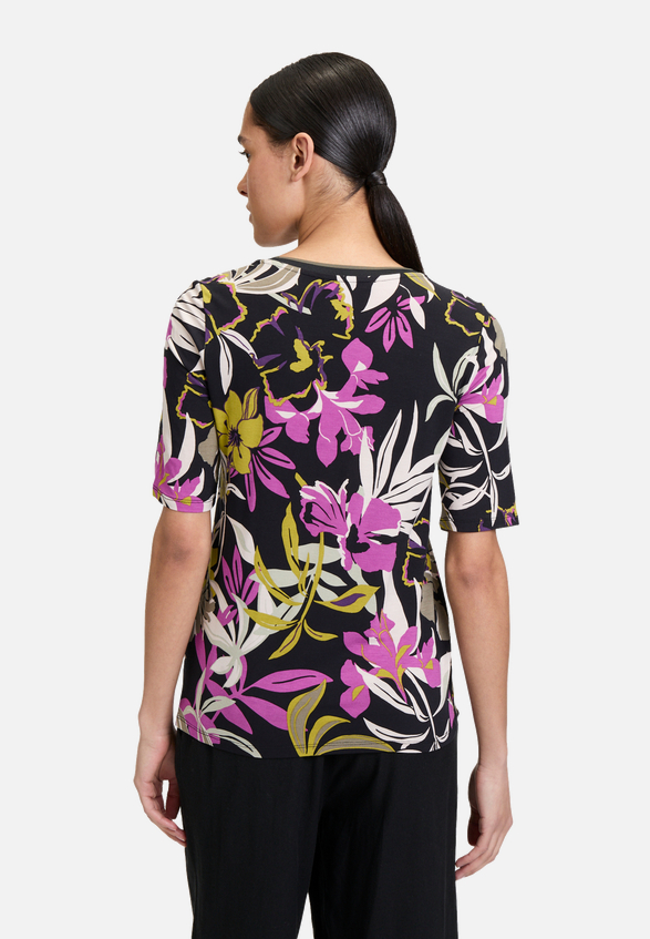Basic Shirt mit Print / Modellfoto Rückseite
