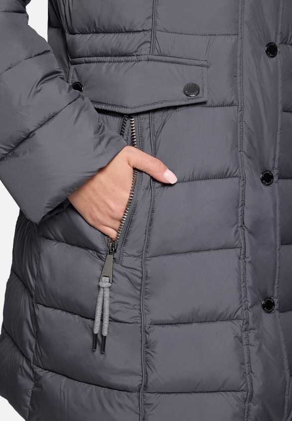 Steppjacke mit abnehmbarer Kapuze / Detailbild