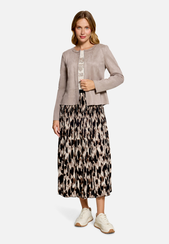 Plisseerock Midi mit Leoprint / Modellfoto Vorderseite (Outfit)