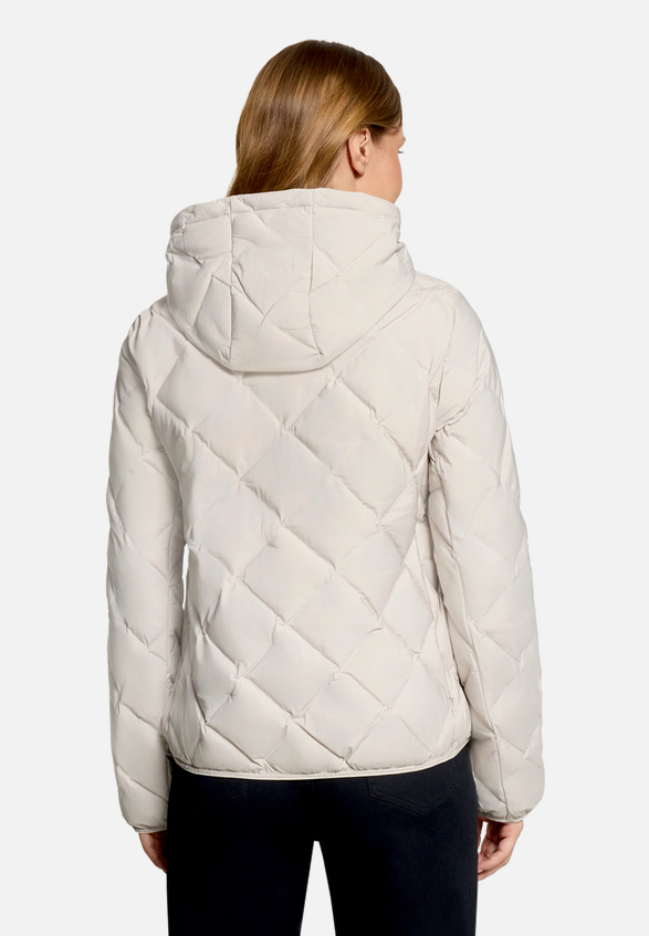 Leichte Steppjacke  mit Kapuze  / Modellfoto Rückseite