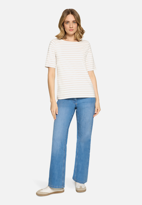 Ringelshirt mit U-Boot-Ausschnitt / Modellfoto Vorderseite (Outfit)