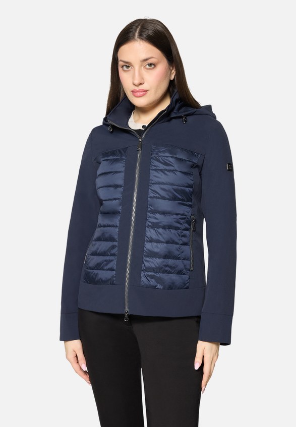 Outdoorjacke mit abnehmbarer Kapuze / Modellfoto Vorderseite