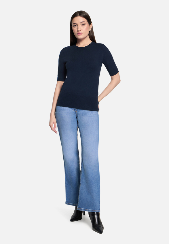 Basic-Pullover kurzarm / Modellfoto Vorderseite (Outfit)