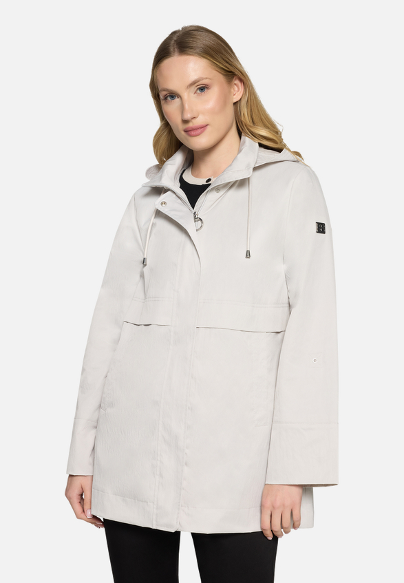 Outdoorjacke mit abnehmbarer Kapuze / Modellfoto Vorderseite