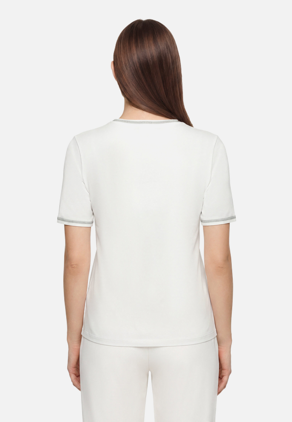 Basic Shirt mit Aufdruck / Modellfoto Rückseite