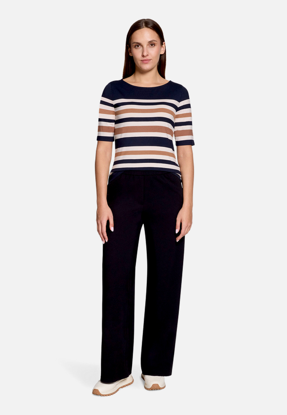 Gestreiftes T-Shirt  mit U-Boot Ausschnitt  / Modellfoto Vorderseite (Outfit)