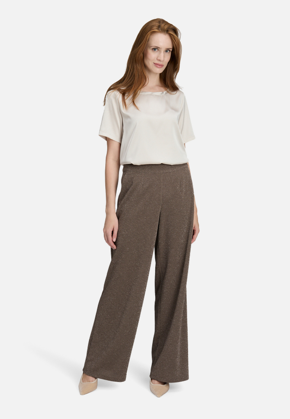 Marlene-Hose im Glitzer-Look / Modellfoto Vorderseite (Outfit)