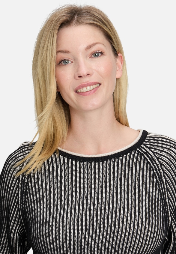 Grobstrick-Pullover mit Rippenstruktur / Detailbild