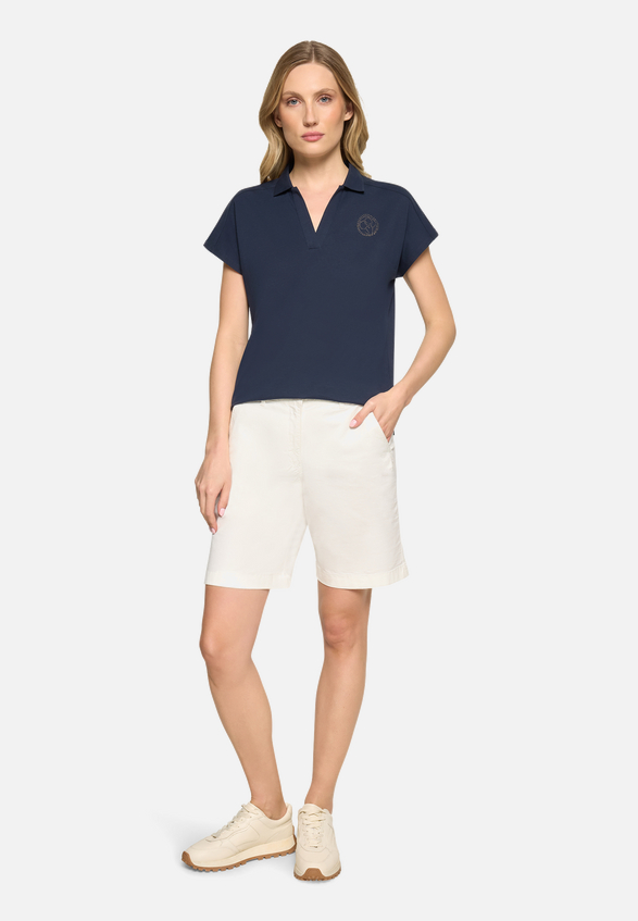 Poloshirt mit Schmucksteinen / Modellfoto Vorderseite (Outfit)