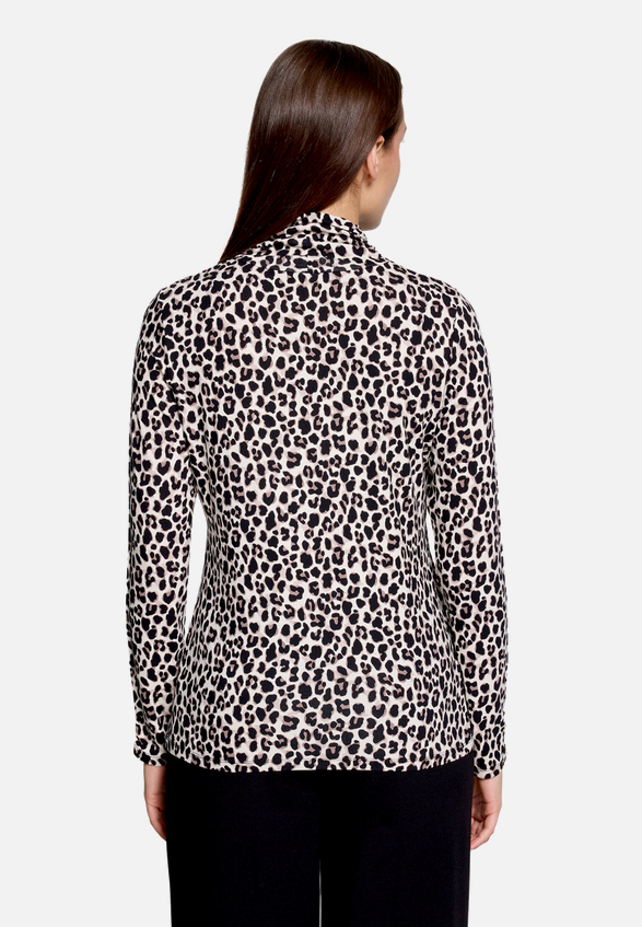 Rollkragenshirt  mit Leoprint  / Modellfoto Rückseite