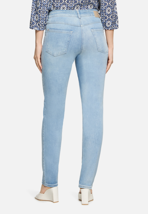 Skinny Jeans  mit Used-Waschung Style Rosalie / Modellfoto Rückseite