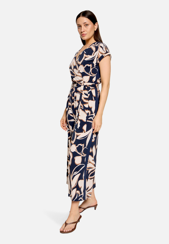 Jumpsuit  mit floralem Muster  / Modellfoto Vorderseite (Outfit)