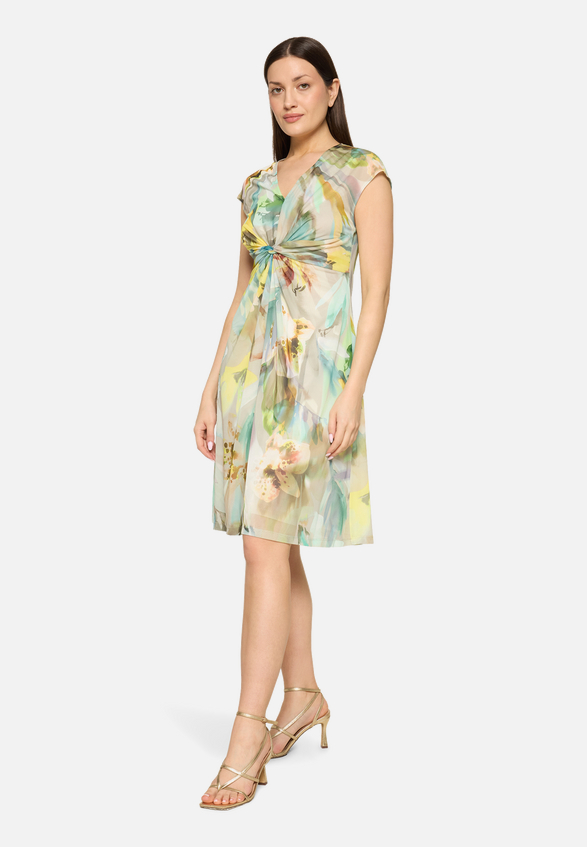Mesh-Kleid mit Raffung / Modellfoto Vorderseite (Outfit)